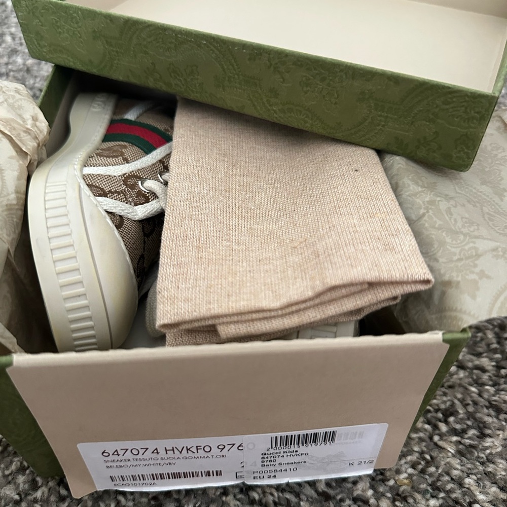 Gucci Kids Beige GG Canvas Sneakers with Green Trim and Red Stripe - Picture 11 of 11